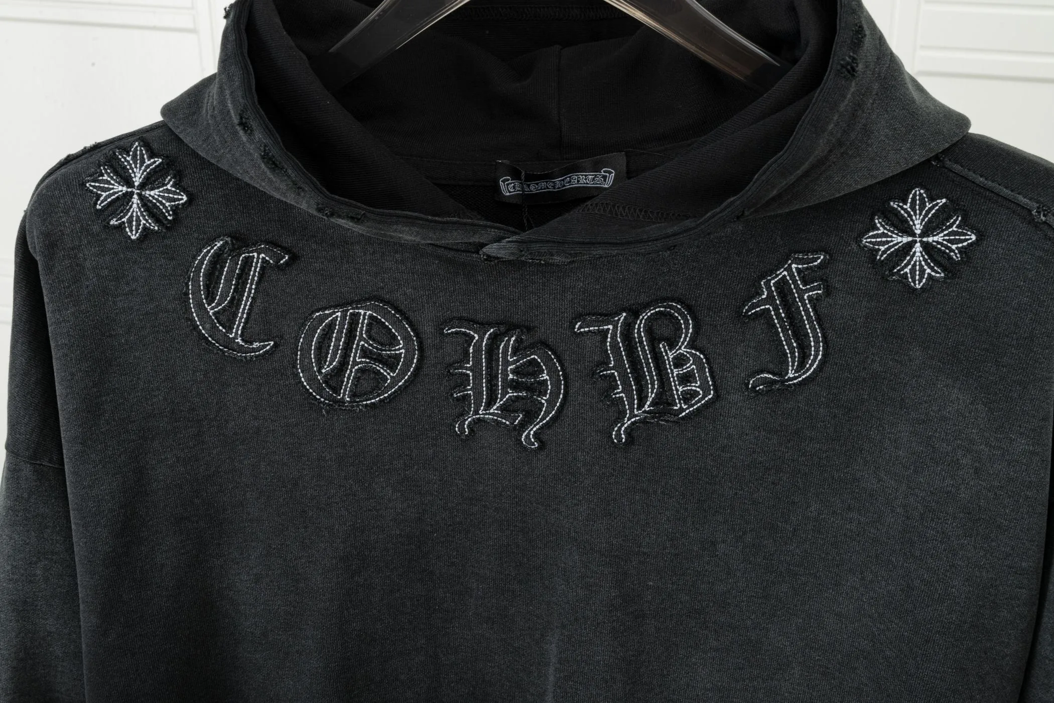 P320 𝗖𝗵𝗿𝗼𝗺𝗲 𝗛𝗲𝗮𝗿𝘁𝘀/Cro Heart 2025 Cross Patch Embroidery Summer New Original Single Counter American Acid Washed Distressed Laser Burnt Patch Embroidery Couple Casual Hooded Sweatshirt Customized fabric 440g tripe terry fabric! American acid-washed and distressed original fabric laser burnt ✟appliqué embroidery and exquisite embroidery of letters! The best-selling model at the counter. It is very comfortable to wear. It is low-key yet luxurious. It is very classy when worn. The large size and tailoring are needless to say. The upper body is exquisite and vivid. 👍High-end first-class materials. A truly palace-level product. The cotton from Turkey is of outstanding quality. After heavy washing, the clothes are very soft! Not picky, the upper body is absolutely stylish and extremely luxurious. Auxiliary materials: The original model has been authenticated and labeled ➕100% silk washed with water label. Genuine purchase-grade original hangtag➕matching hanging rope➕3D hanging beads➕original packaging bag. Craftsmanship: The original version has consistent wiring! The highest version of the armhole matching technique! Countless times of pattern making to 100% restore the original appearance! The correct version is the same for men and women, super eye-catching, super good-looking, and super atmospheric! Color: white, washed black, washed blue Size: XS-L